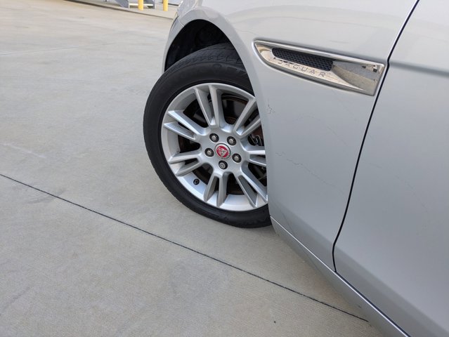 Used 2017 Jaguar XE Premium image 10