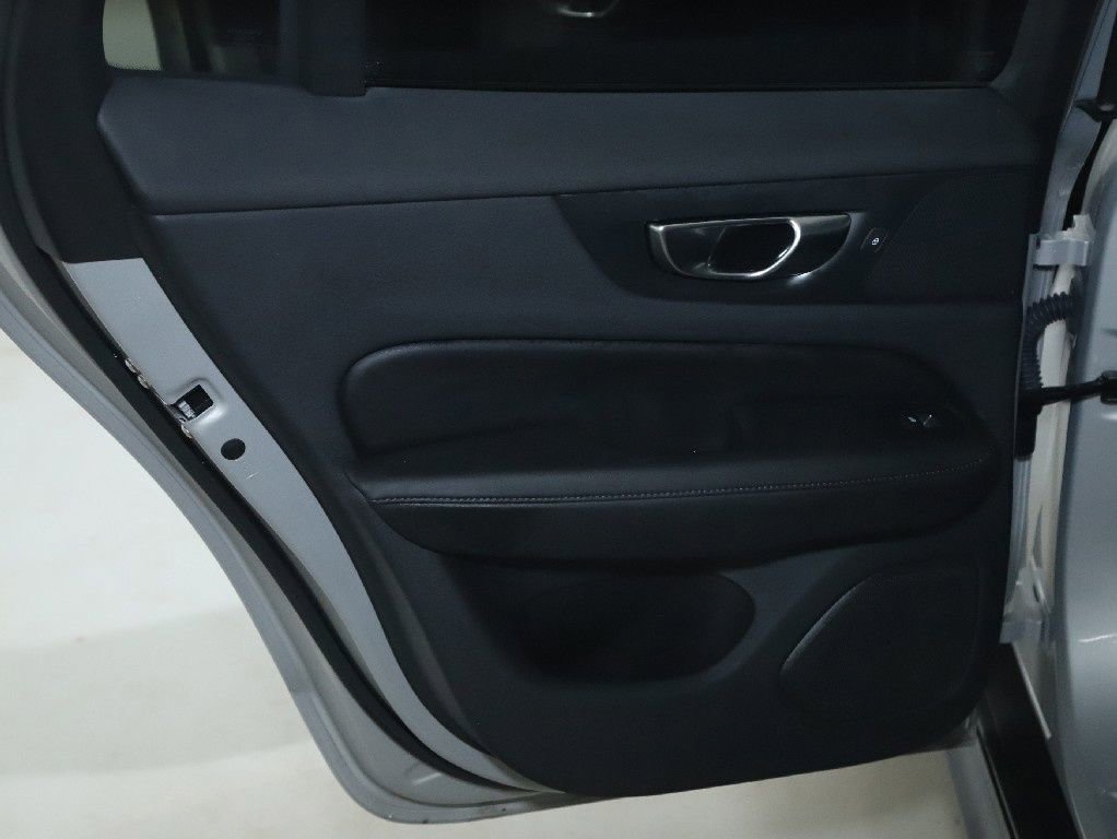 Used 2025 Volvo V60 B5 Cross Country Plus image 14