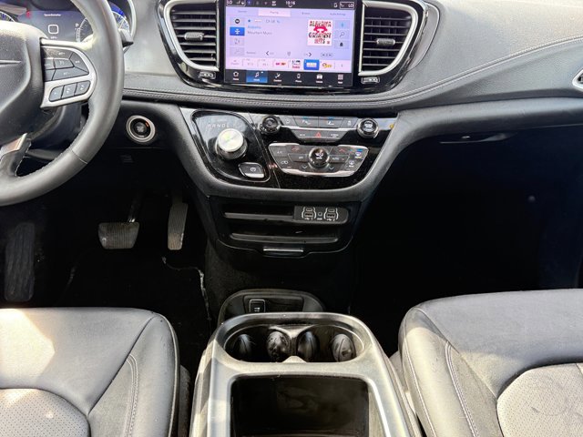 Used 2025 Chrysler Pacifica Select image 14