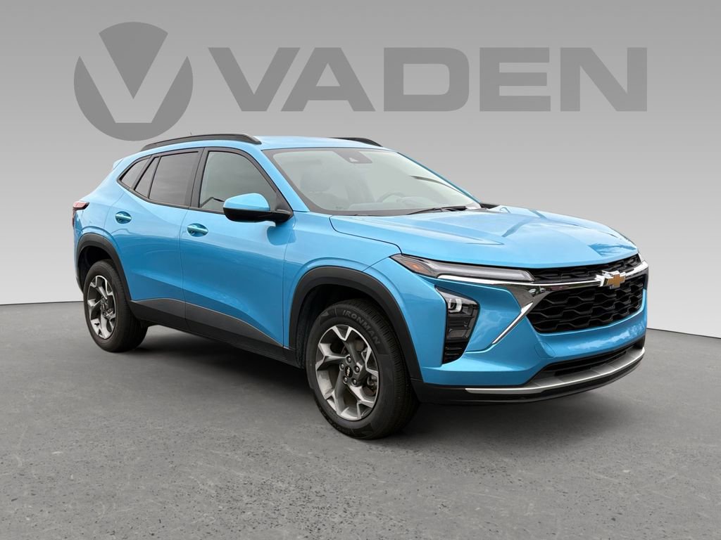 Used 2025 Chevrolet Trax LT FWD image 1