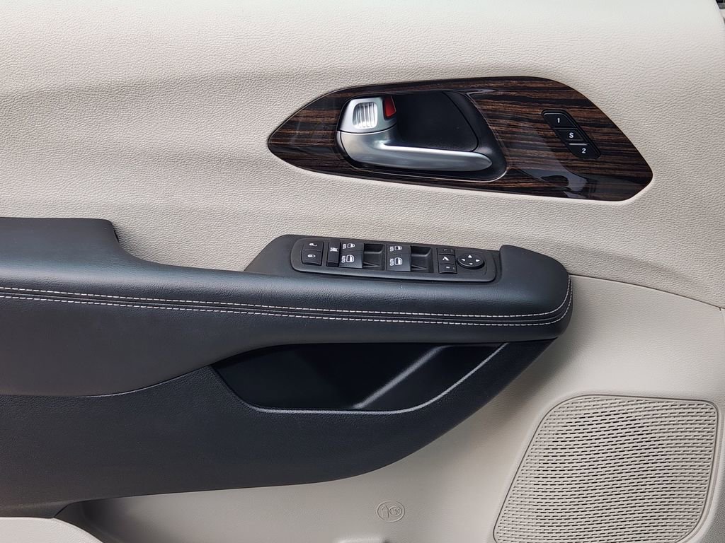 Used 2024 Chrysler Pacifica Limited image 29