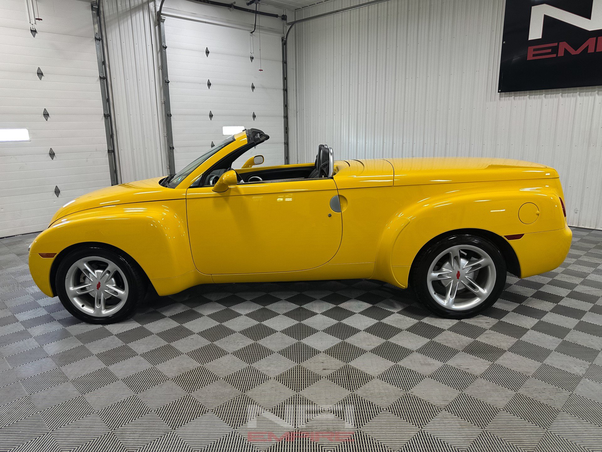 Used 2004 Chevrolet SSR w/ Preferred Equipment Group RWD image 3