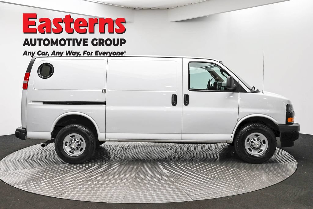 Used 2021 Chevrolet Express 3500 w/ Driver Convenience Package RWD image 4
