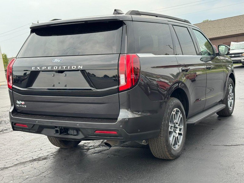 Used 2025 Ford Expedition Active AWD/4WD image 3