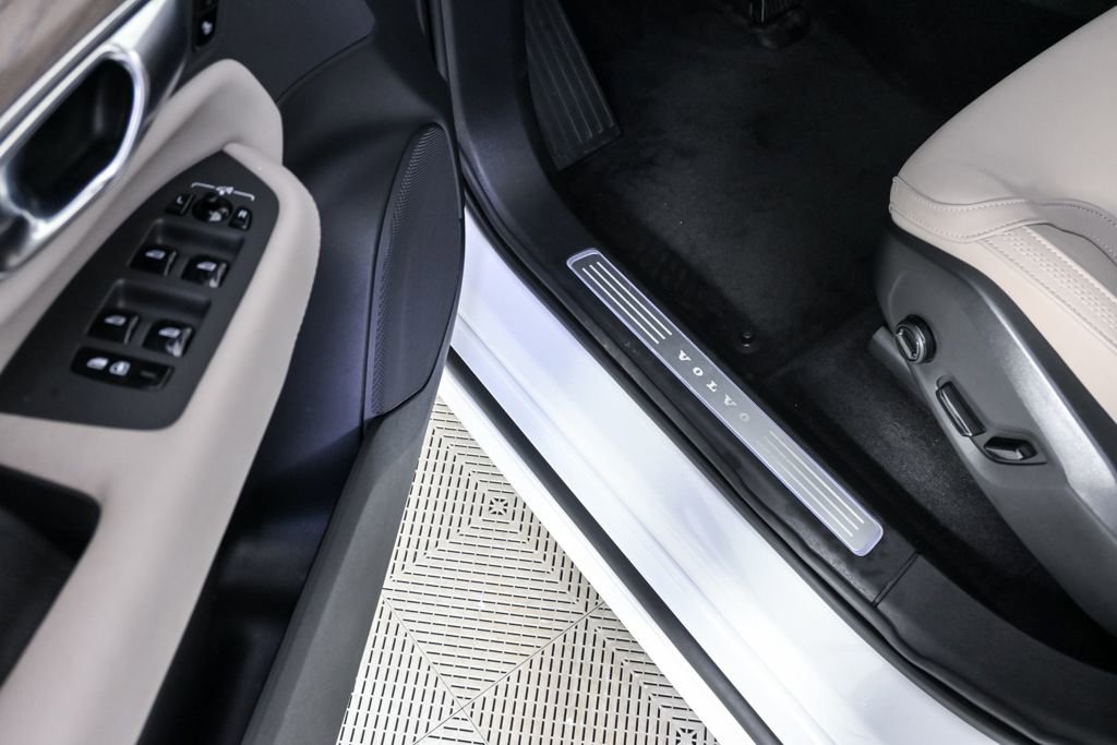 Certified 2025 Volvo XC90 B6 Plus image 10