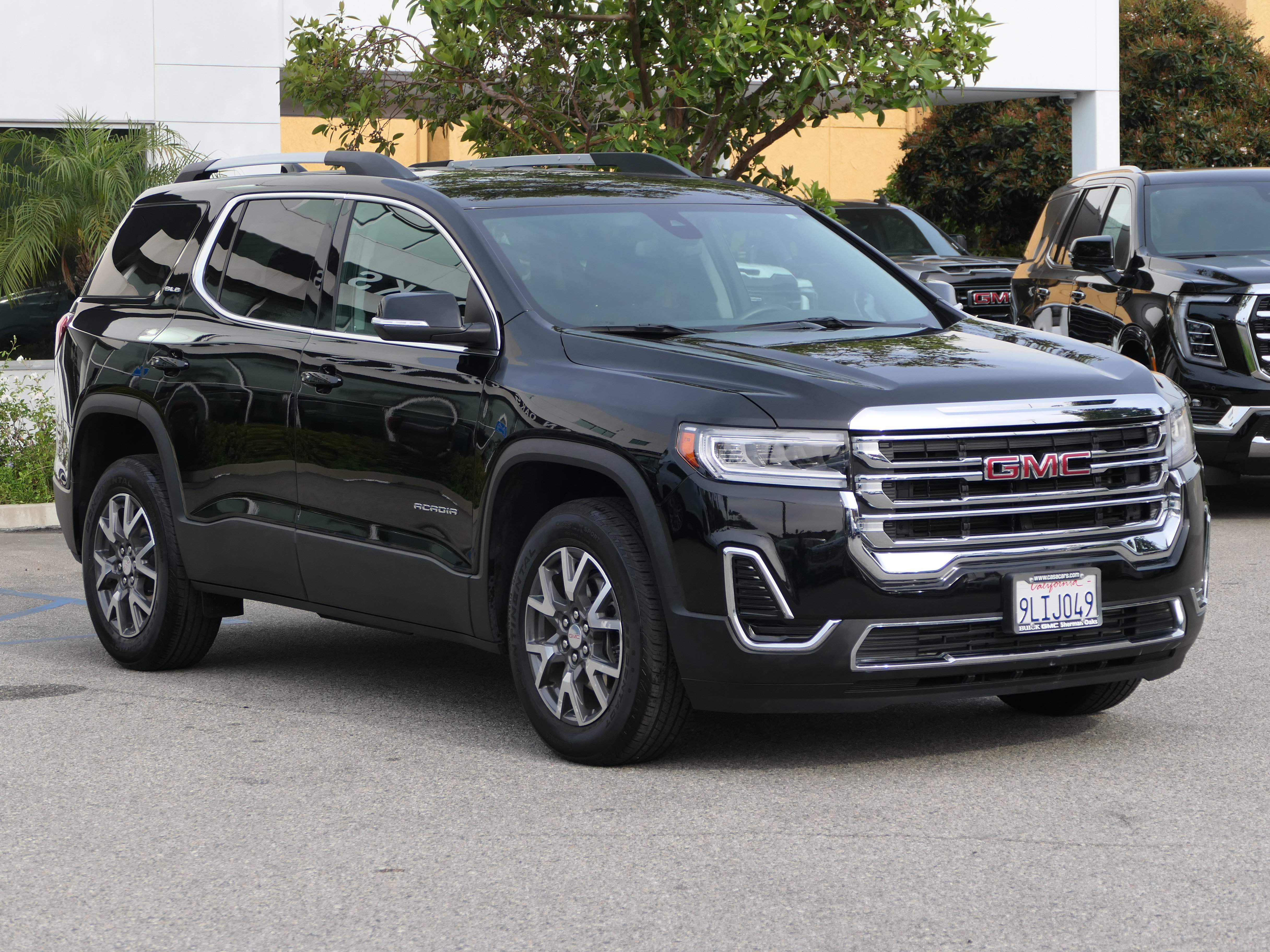 Used 2023 GMC Acadia SLE w/ Driver Convenience Package FWD image 7