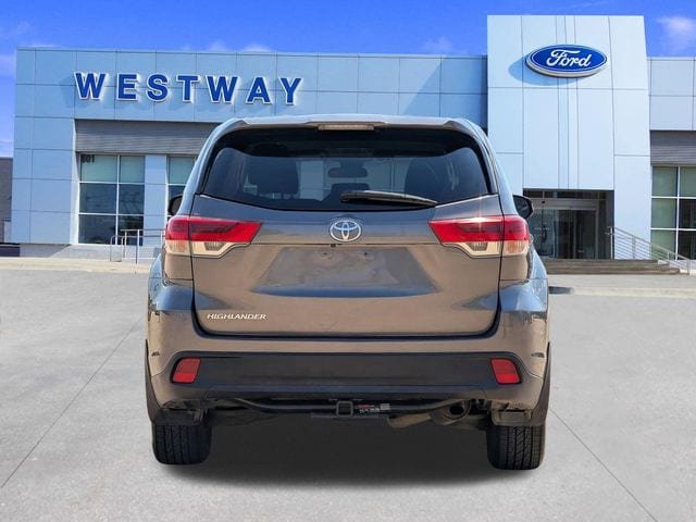 Used 2019 Toyota Highlander LE FWD image 4
