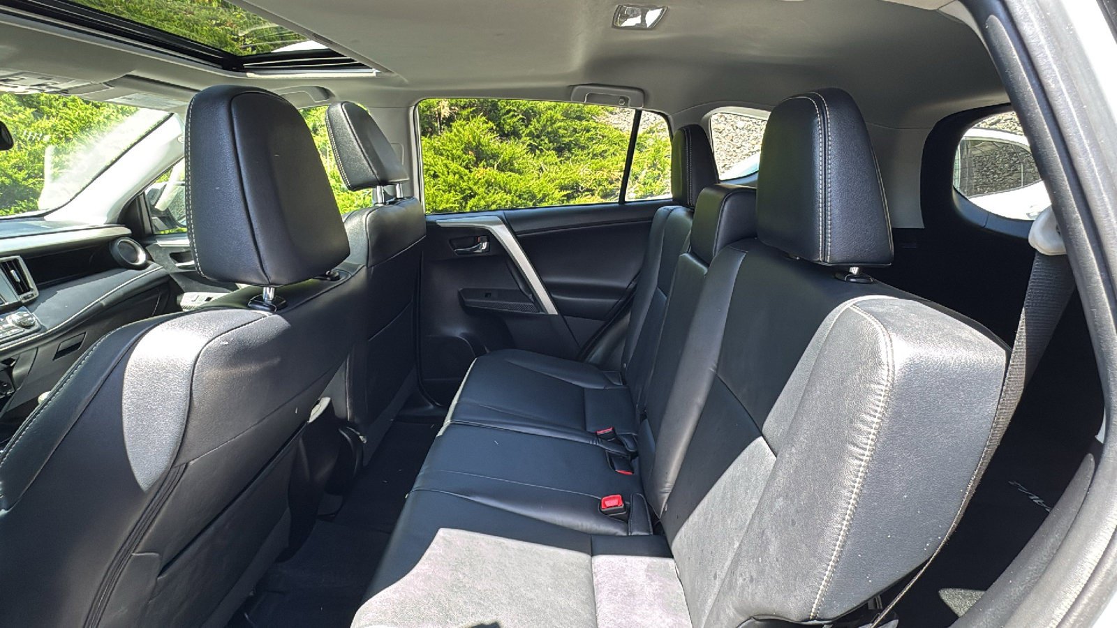 Used 2015 Toyota RAV4 Limited AWD/4WD image 30
