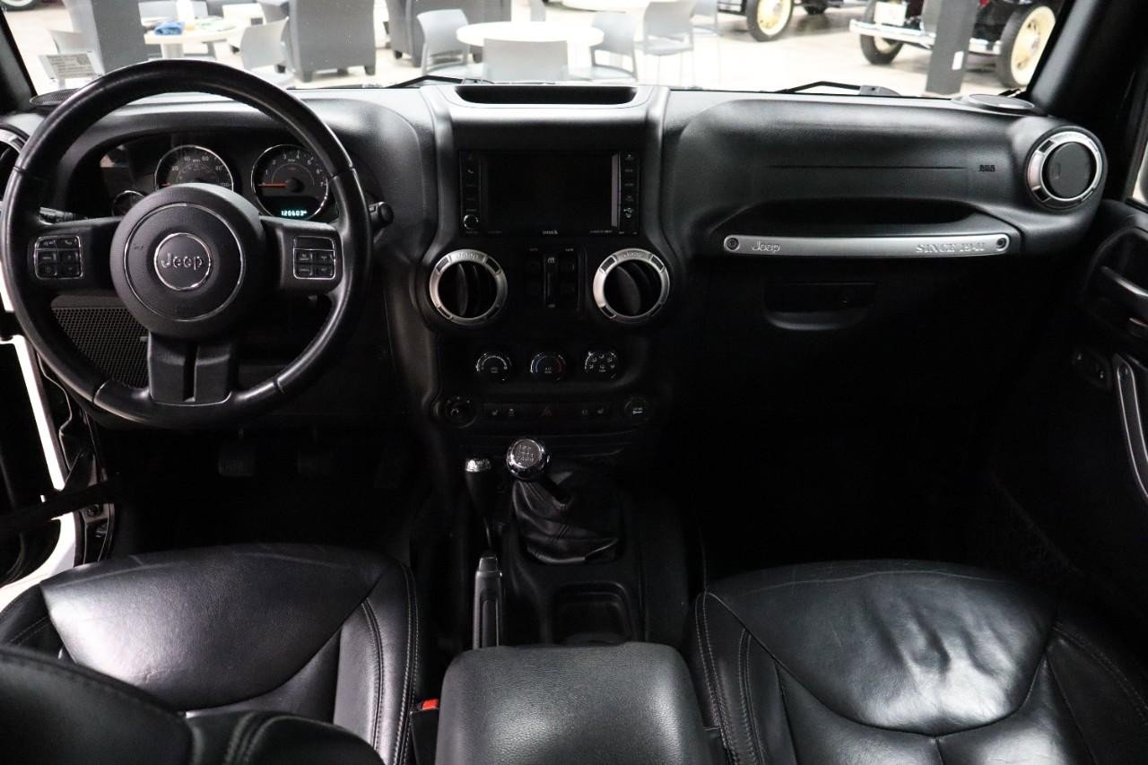 Used 2016 Jeep Wrangler Unlimited Sahara w/ Connectivity Group AWD/4WD image 12