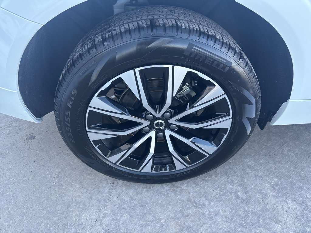 Used 2025 Volvo XC60 B5 Plus image 15