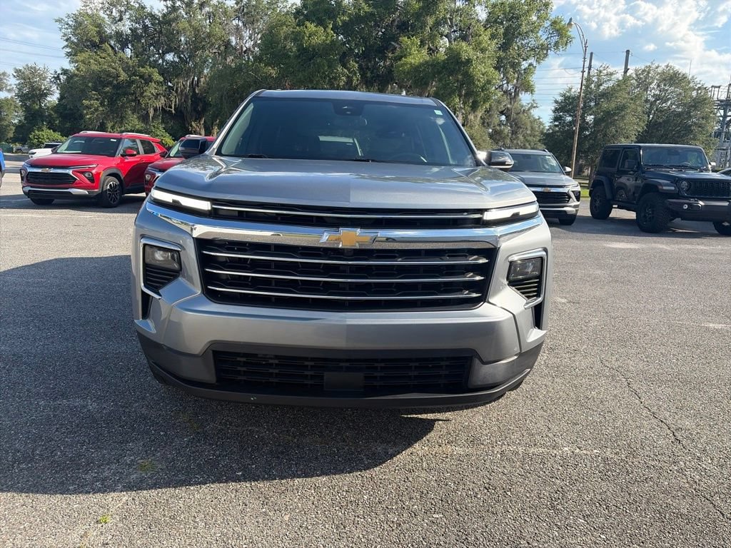 Used 2025 Chevrolet Traverse LT FWD image 2