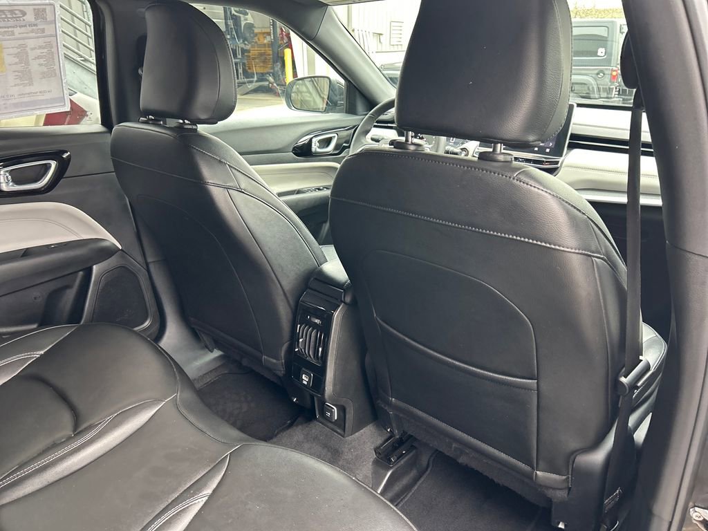 Used 2025 Jeep Compass Limited image 29