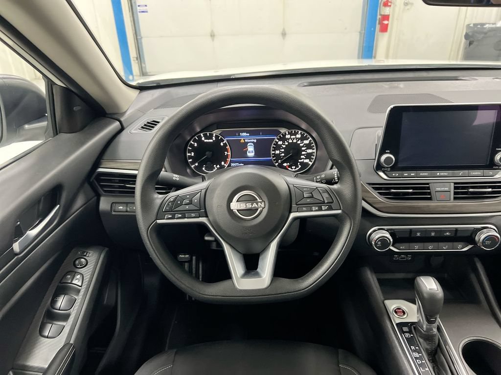 Used 2025 Nissan Altima 2.5 SV FWD image 11