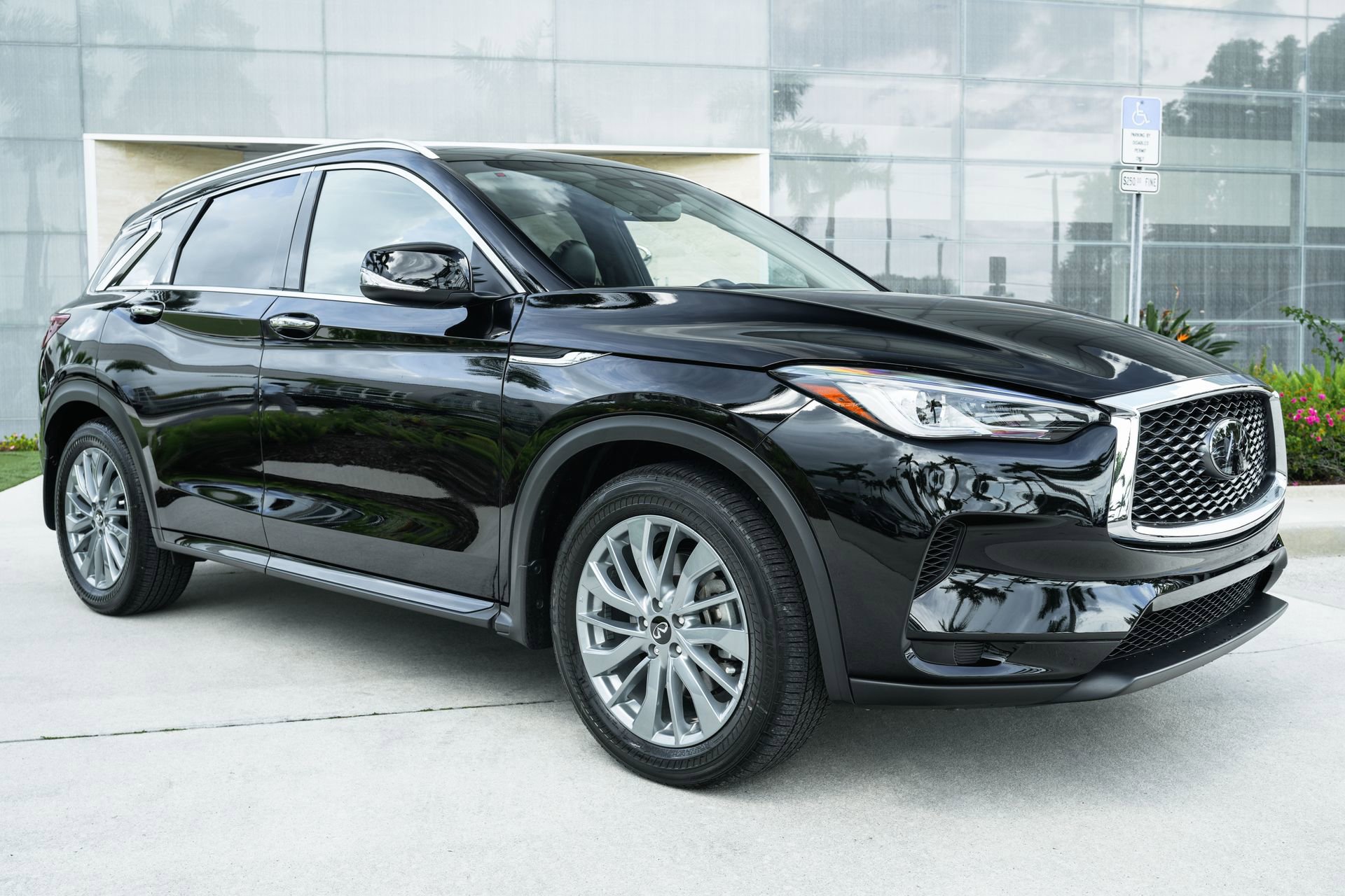 Used 2025 INFINITI QX50 Luxe image 2