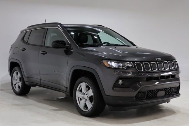 Used 2022 Jeep Compass Latitude w/ Sun and Sound Group AWD/4WD image 1