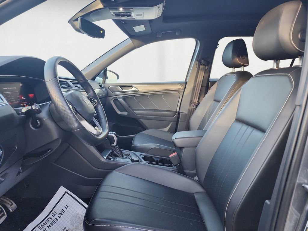 Used 2022 Volkswagen Tiguan SE R-Line image 9