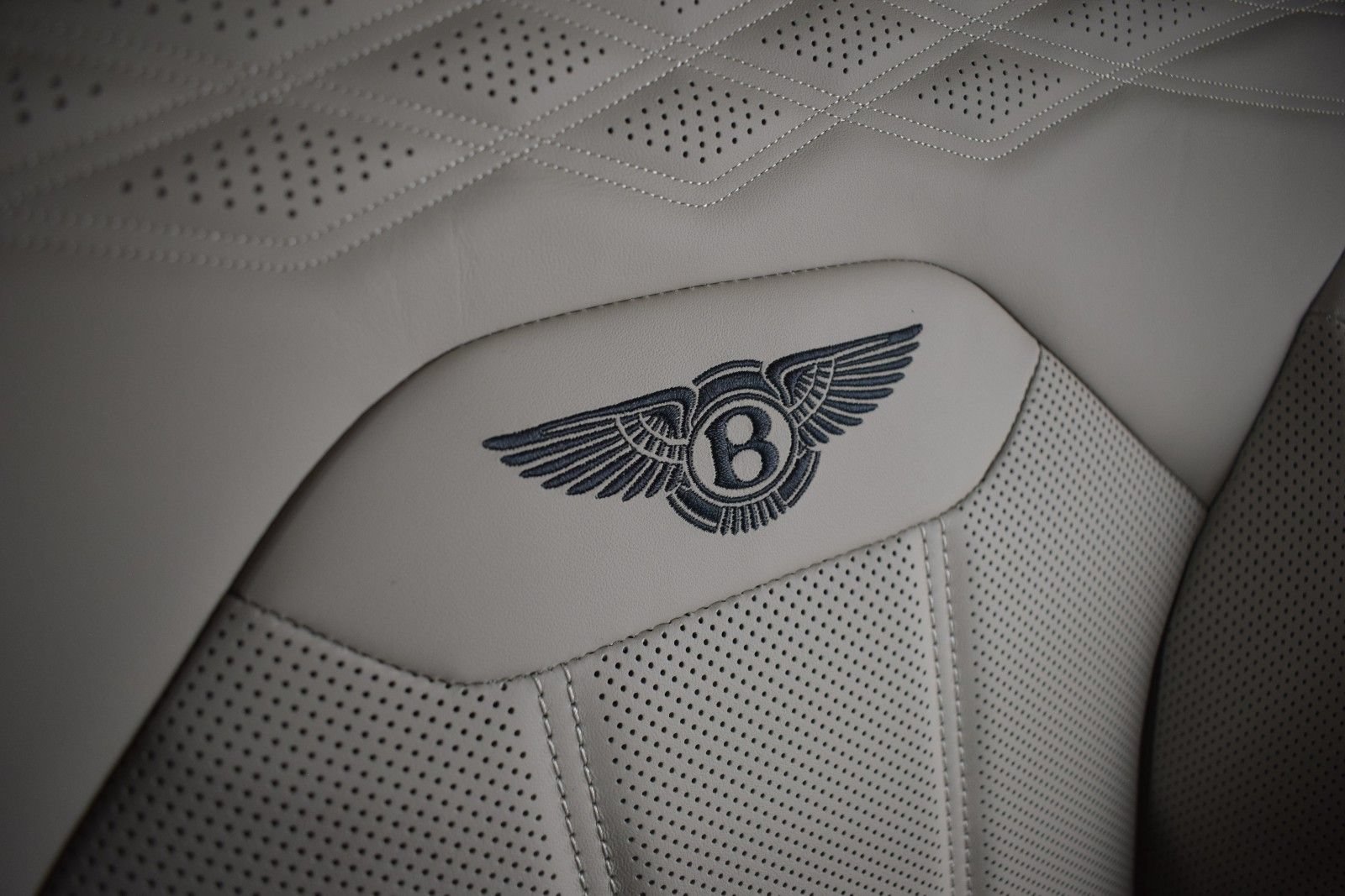 New 2025 Bentley Bentayga AWD/4WD image 38