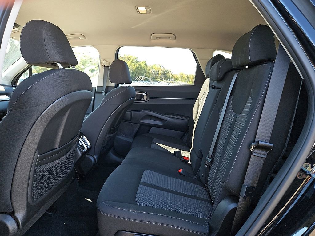 Used 2022 Kia Sorento LX image 11