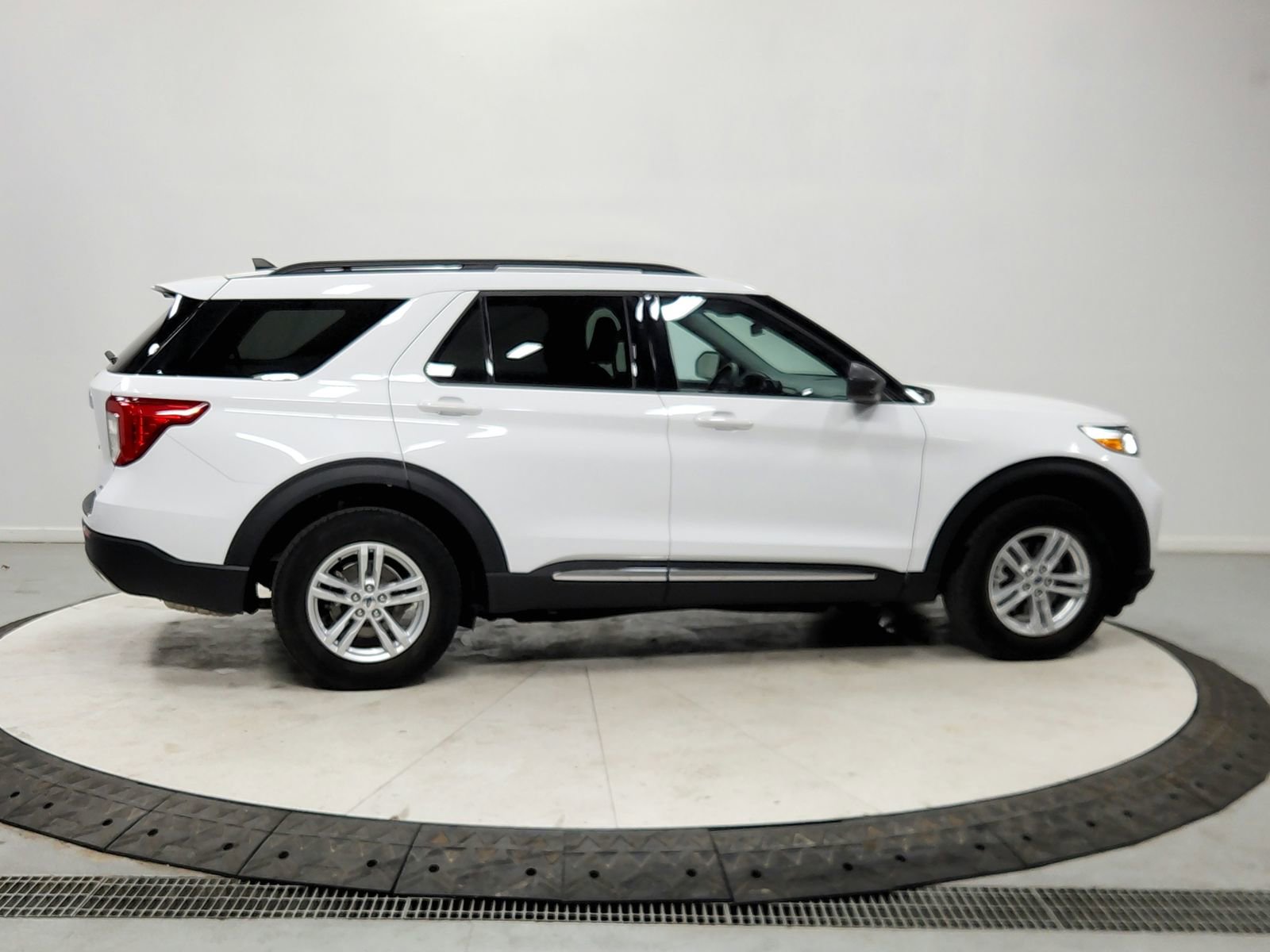 Used 2024 Ford Explorer XLT w/ Equipment Group 202A image 8