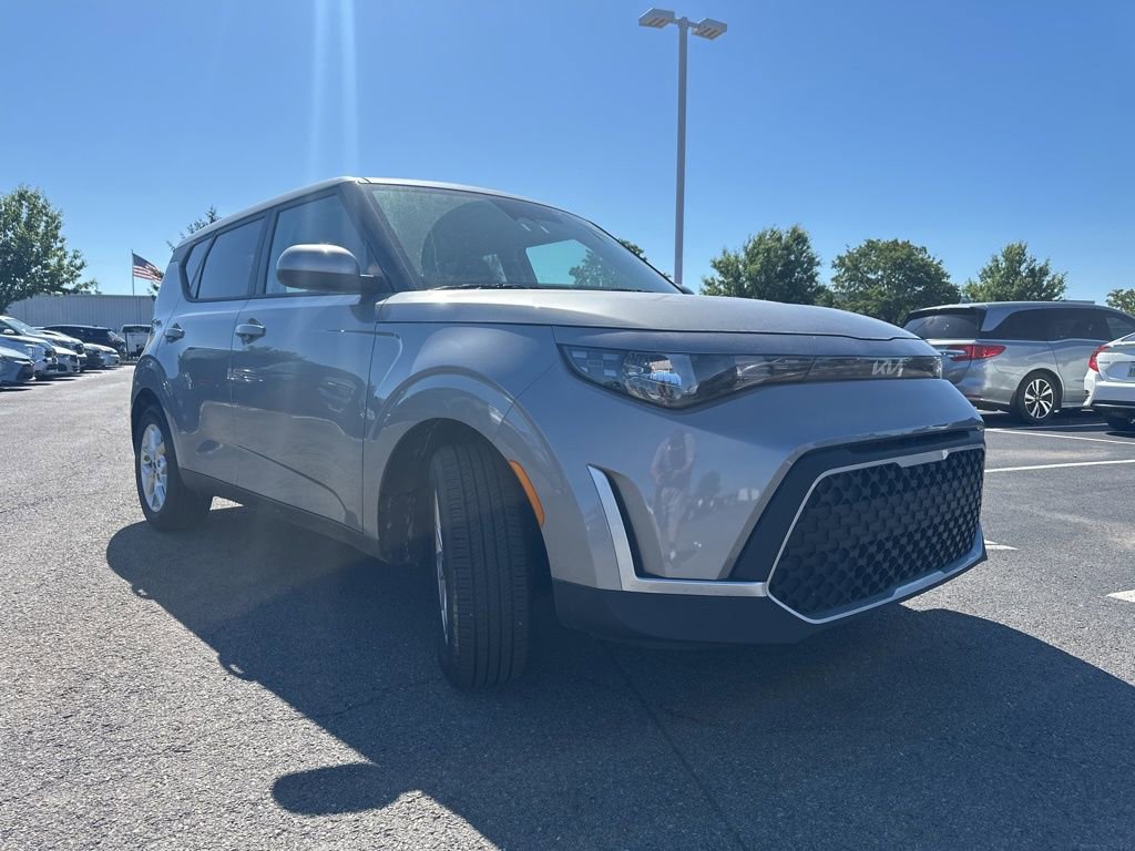Used 2025 Kia Soul LX w/ LX Technology Package FWD image 12
