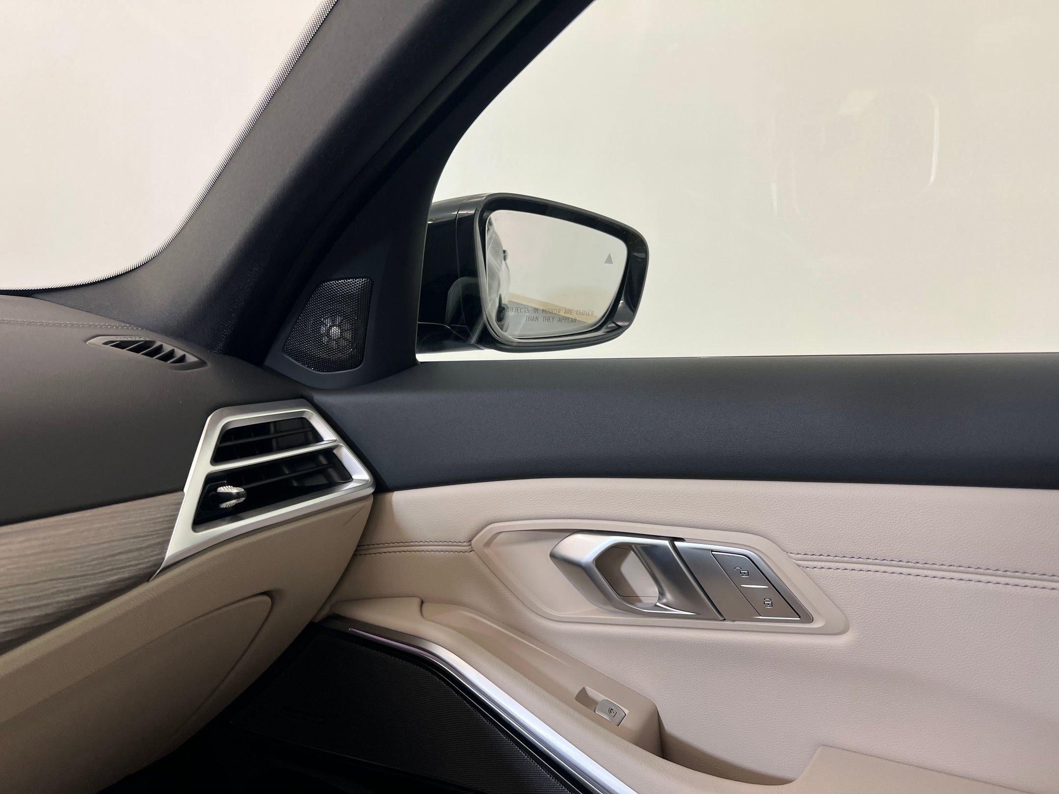 Used 2025 BMW 330i xDrive Sedan w/ M Sport Package AWD/4WD image 29