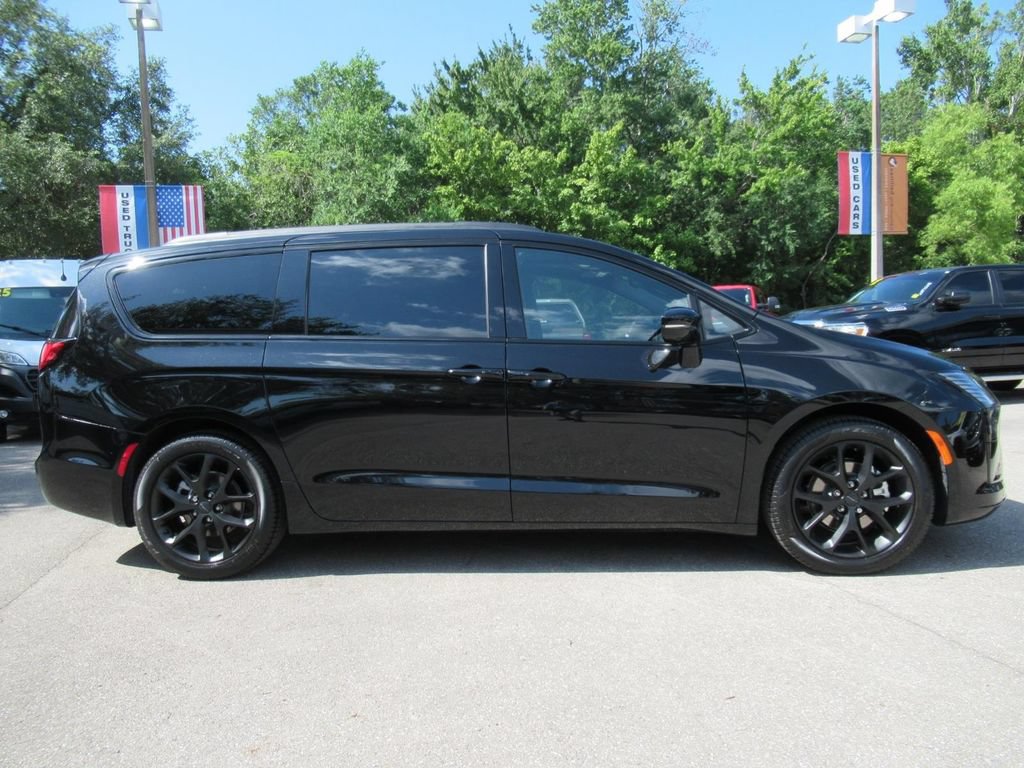 New 2027 Chrysler Pacifica Limited FWD image 2