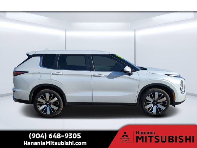 Used 2025 Mitsubishi Outlander SE image 2