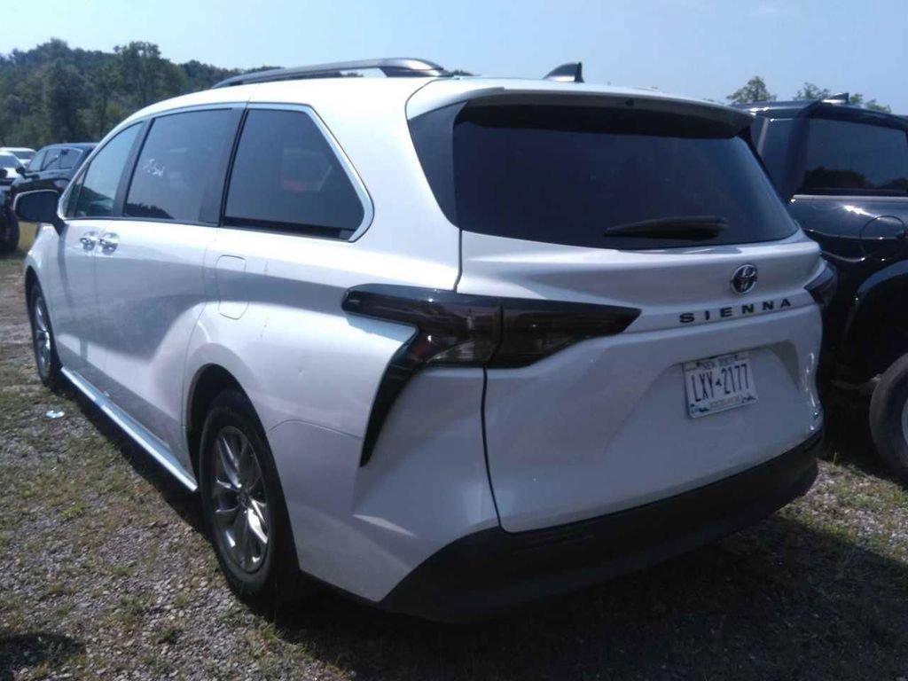Used 2024 Toyota Sienna XLE FWD image 10