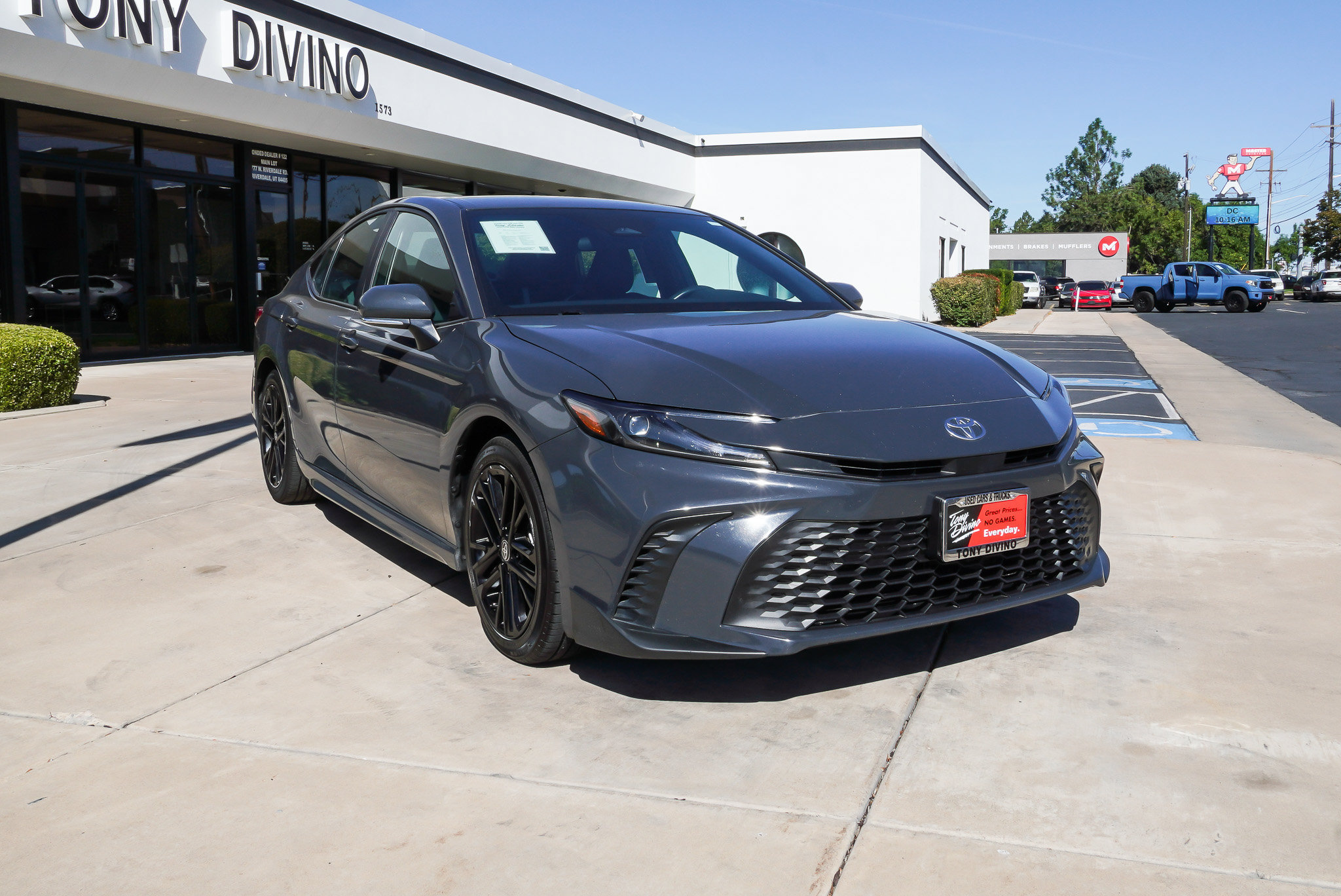 Used 2025 Toyota Camry SE FWD image 2