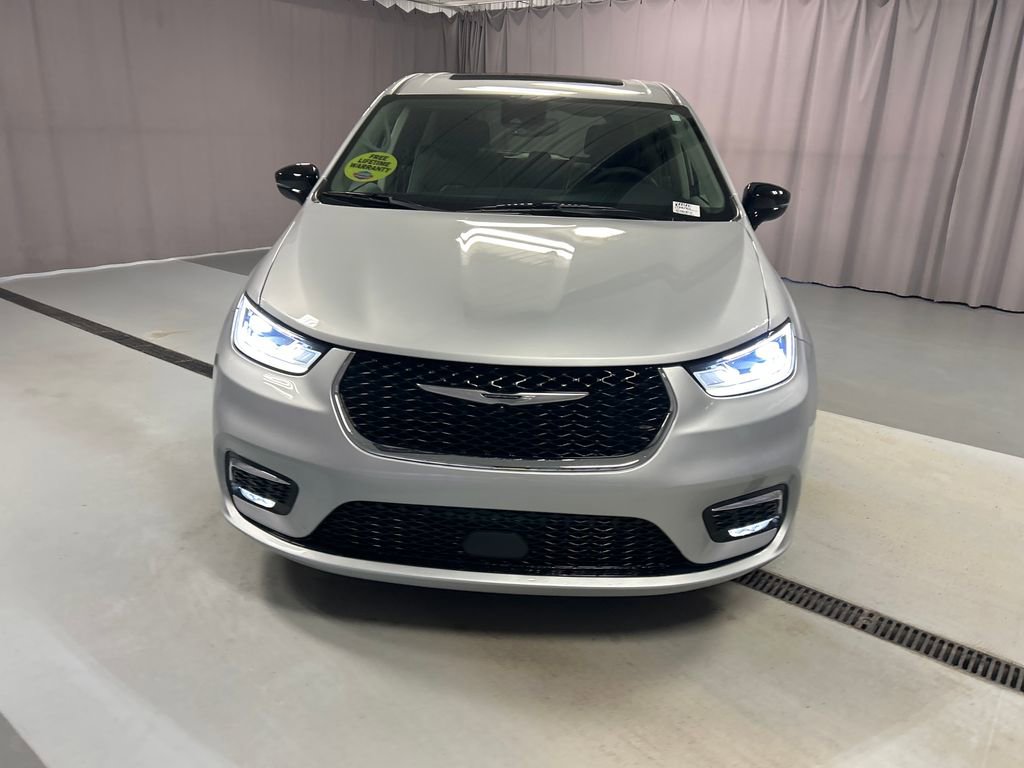 Used 2024 Chrysler Pacifica Limited FWD image 2