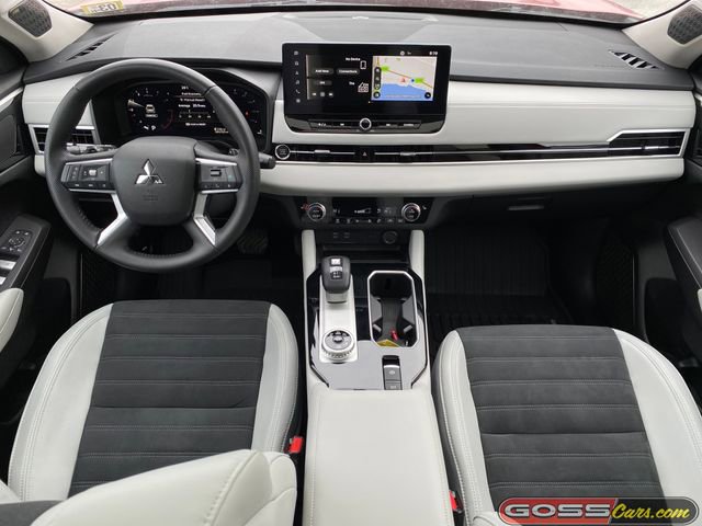 Used 2025 Mitsubishi Outlander SE image 10
