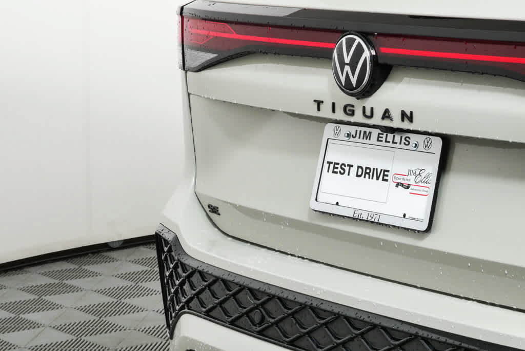 Certified 2025 Volkswagen Tiguan SE R-Line FWD image 38