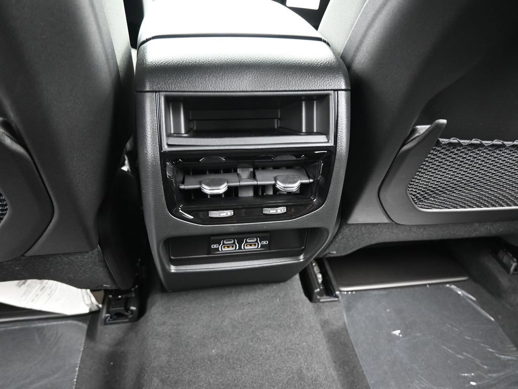 Used 2025 Jeep Grand Cherokee Laredo image 32