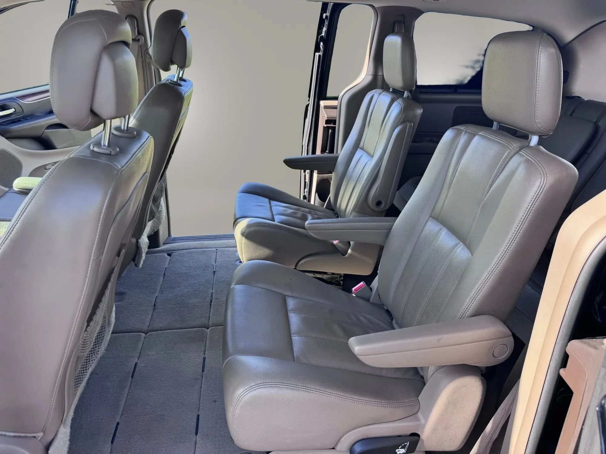 Used 2014 Chrysler Town & Country Touring-L w/ Driver Convenience Group FWD image 15
