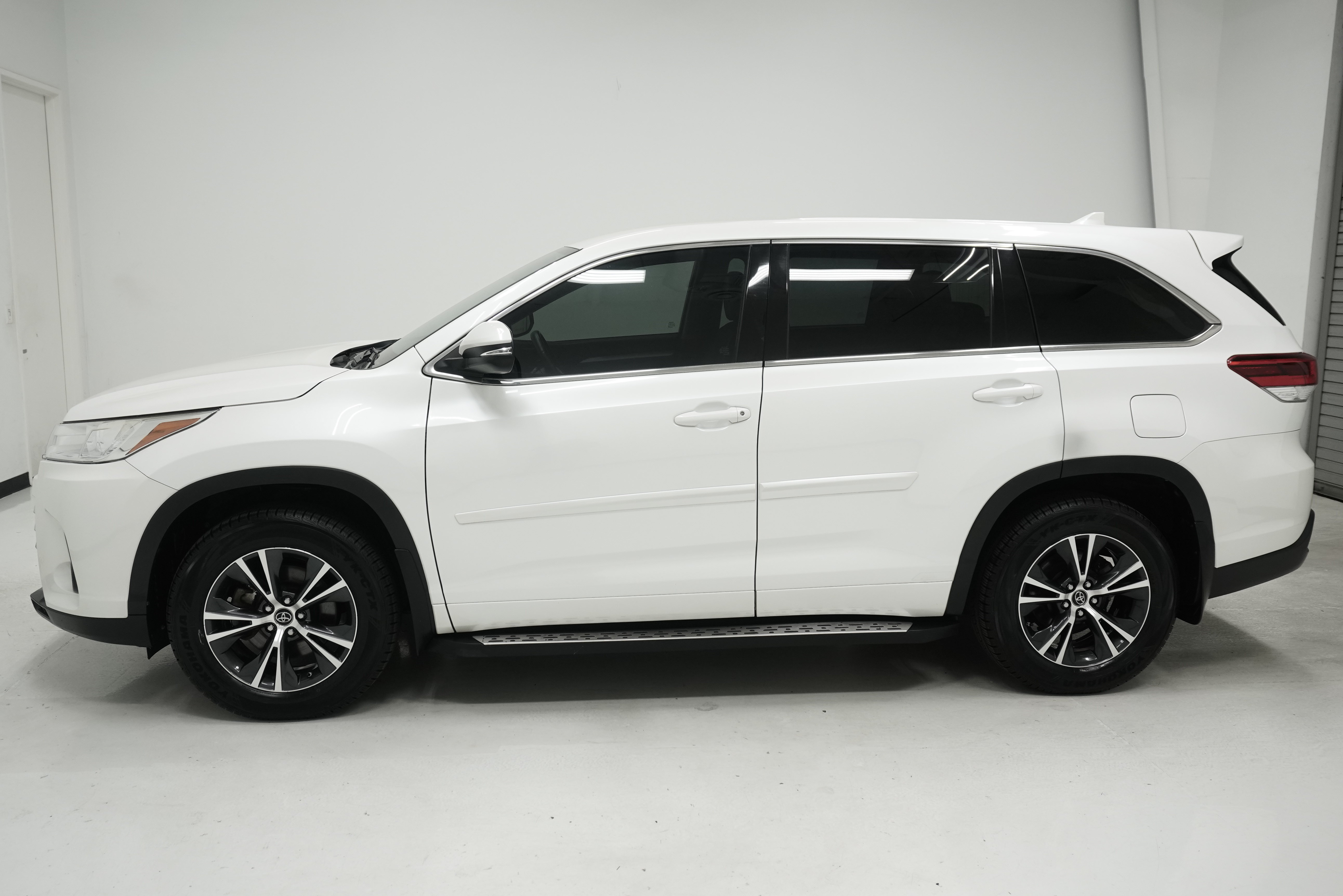Used 2018 Toyota Highlander Plus FWD image 7