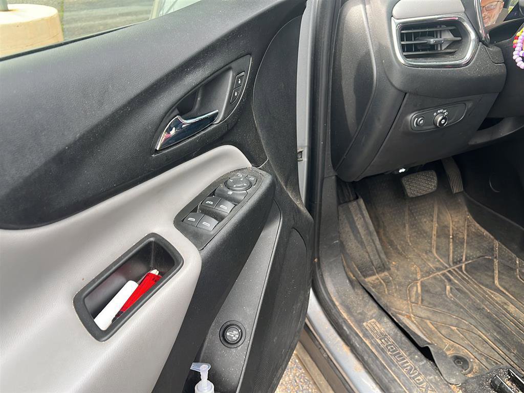 Used 2023 Chevrolet Equinox LT image 2