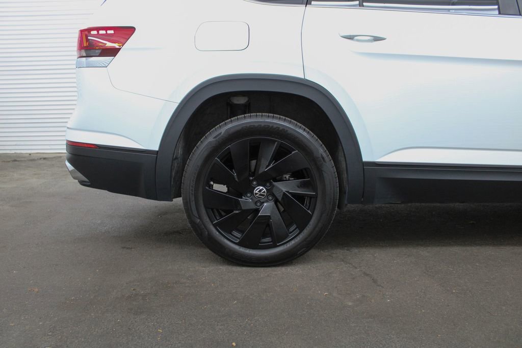 Used 2024 Volkswagen Atlas SE w/ Black Wheel Package FWD image 12