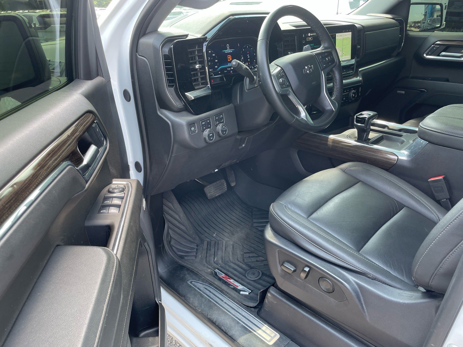 Used 2025 Chevrolet Silverado 1500 LT Trail Boss w/ LT Trail Boss Premium Package AWD/4WD image 4