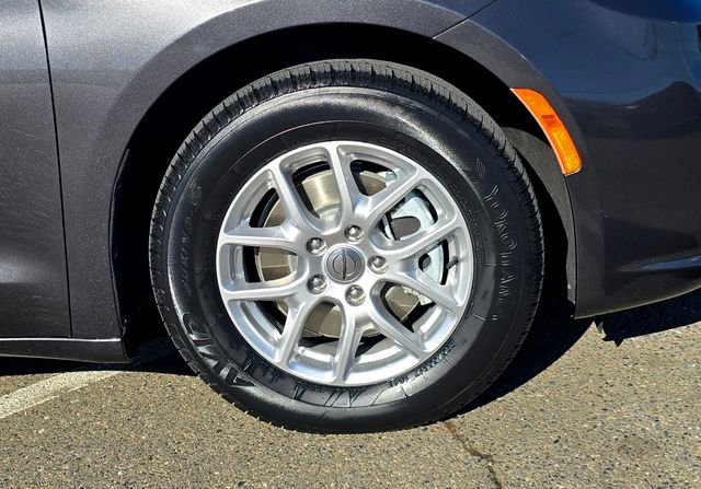 Certified 2023 Chrysler Pacifica Touring-L image 31