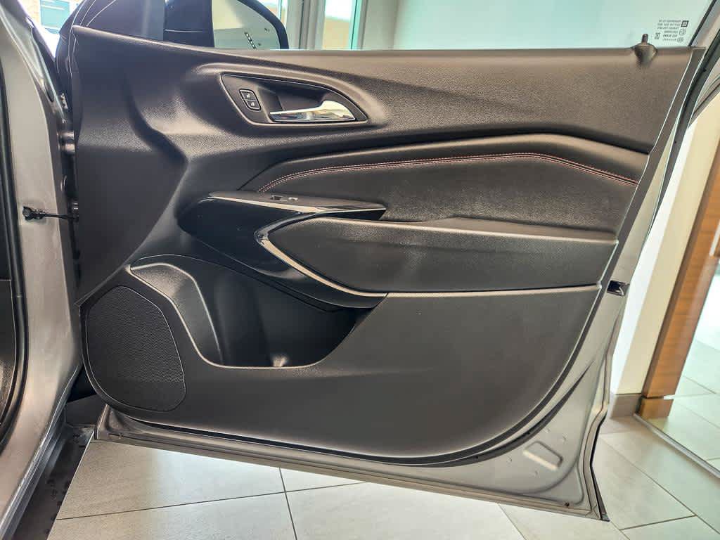 Used 2025 Chevrolet Trax RS w/ Sunroof Package FWD image 24