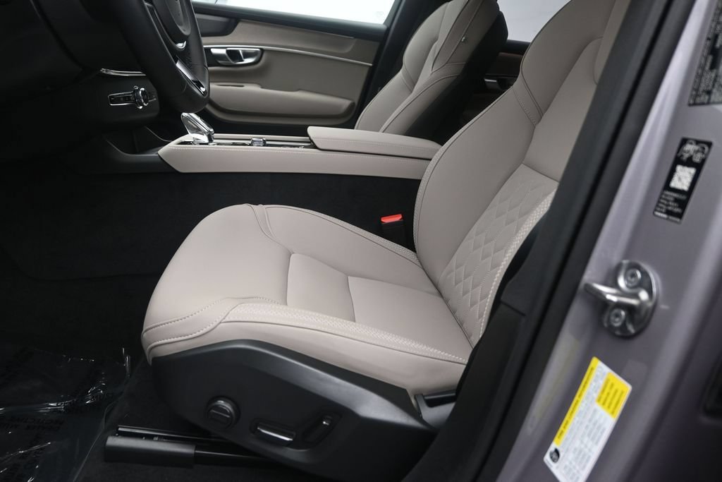 New 2026 Volvo XC90 B6 Plus w/ Protection Package Premier AWD/4WD image 17