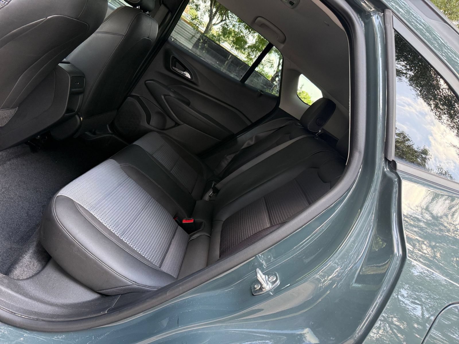 Used 2025 Chevrolet Trax LT FWD image 22