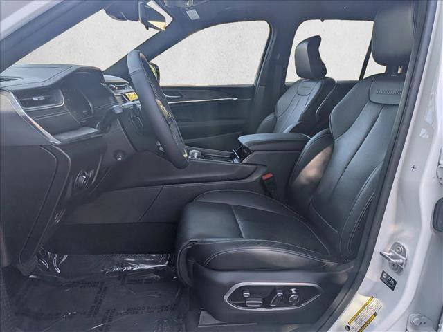 Used 2025 Jeep Grand Cherokee Overland w/ Luxury Tech Group IV image 17