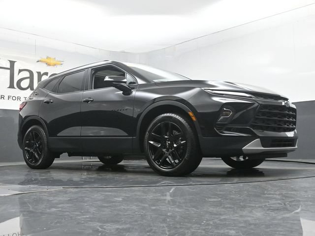 Used 2025 Chevrolet Blazer LT w/ Sound & Technology Package AWD/4WD image 2