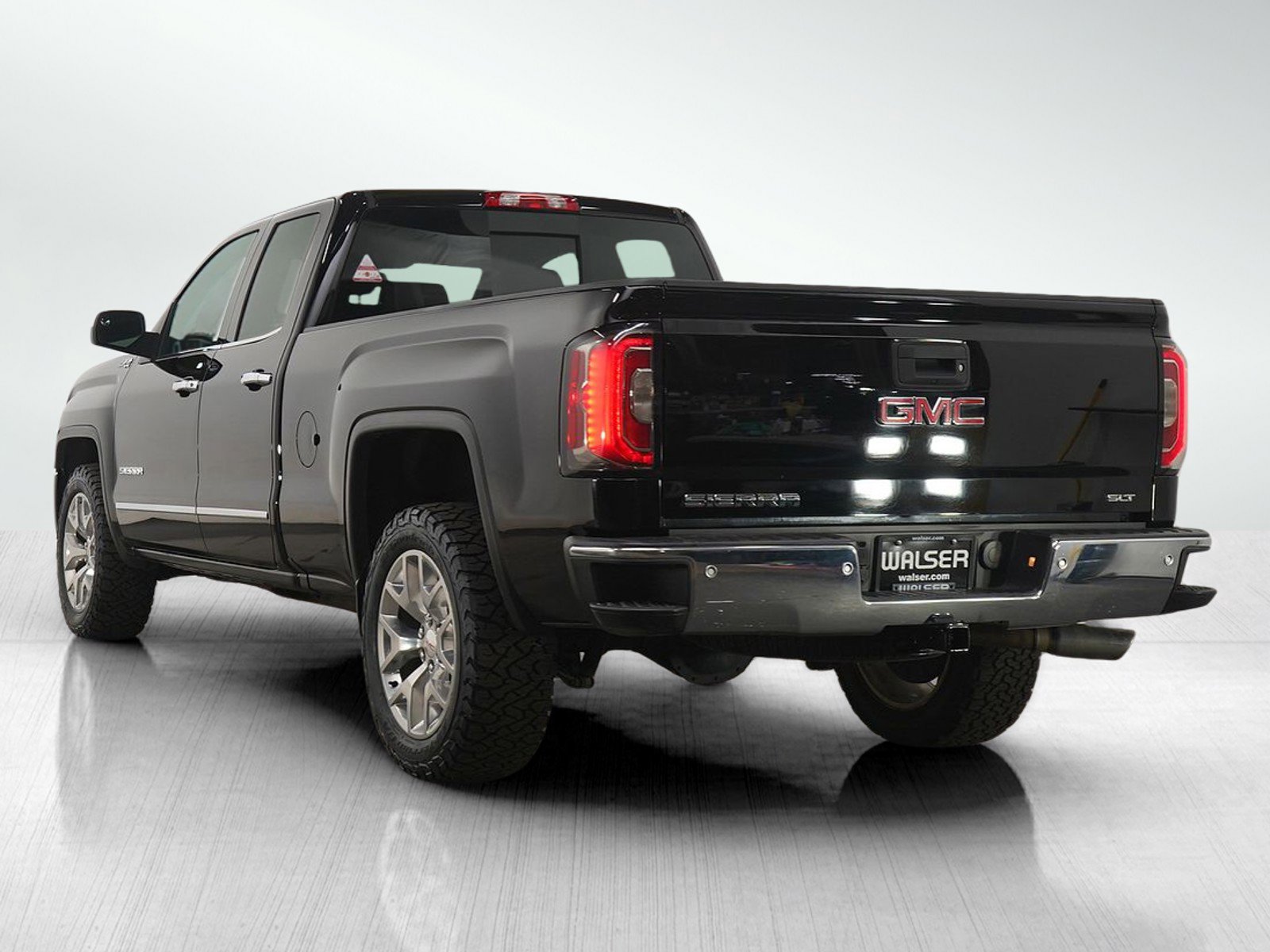 Used 2018 GMC Sierra 1500 SLT w/ SLT Premium Package image 3