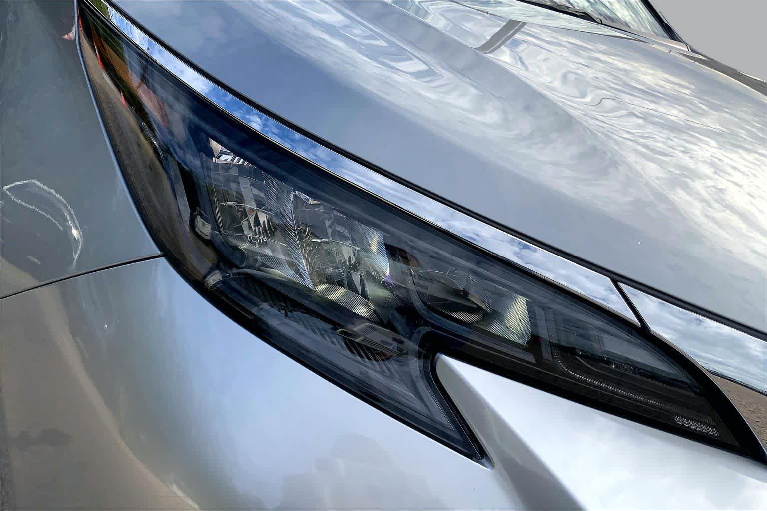 Used 2024 Toyota Sienna XLE FWD image 27