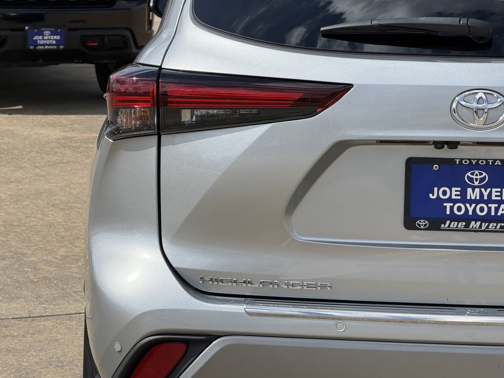 Used 2024 Toyota Highlander Platinum FWD image 10