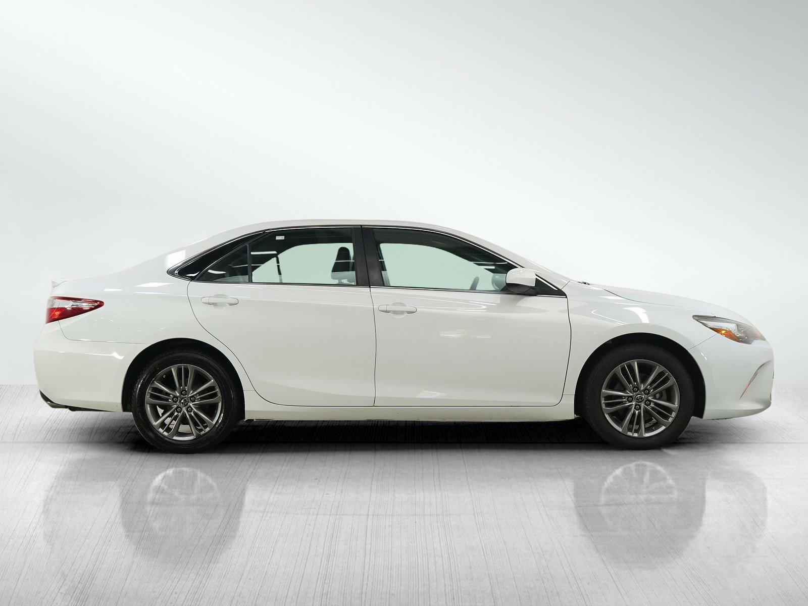 Used 2015 Toyota Camry SE FWD image 6