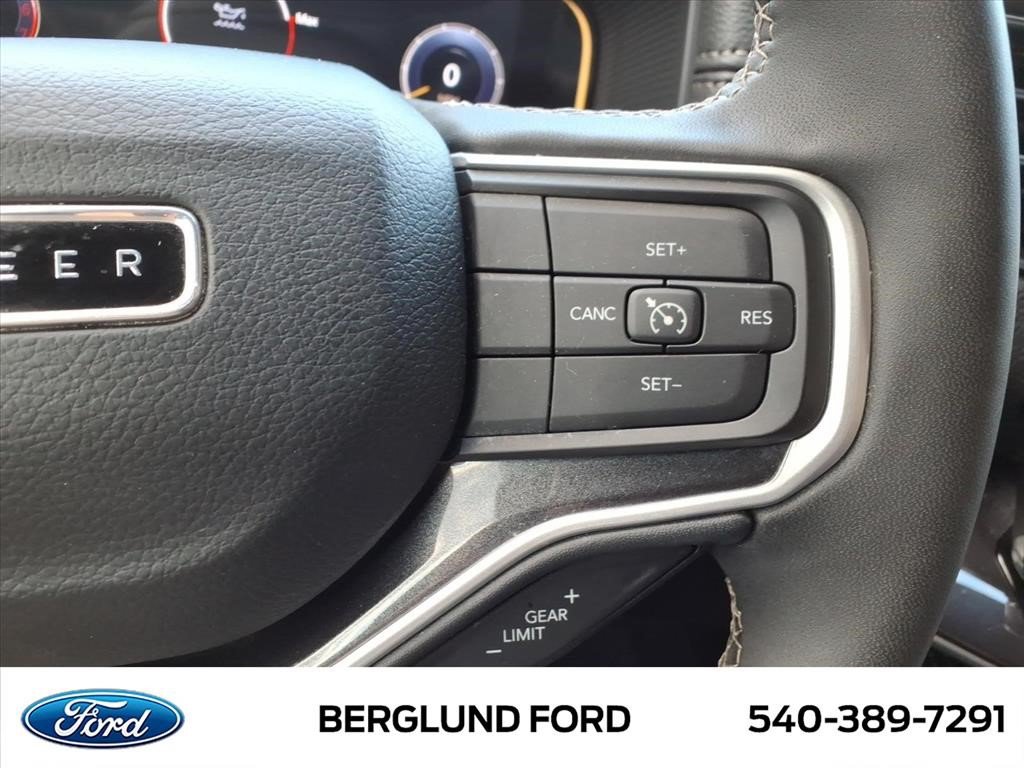 Used 2023 Jeep Wagoneer 4WD w/ Premium Group I image 35