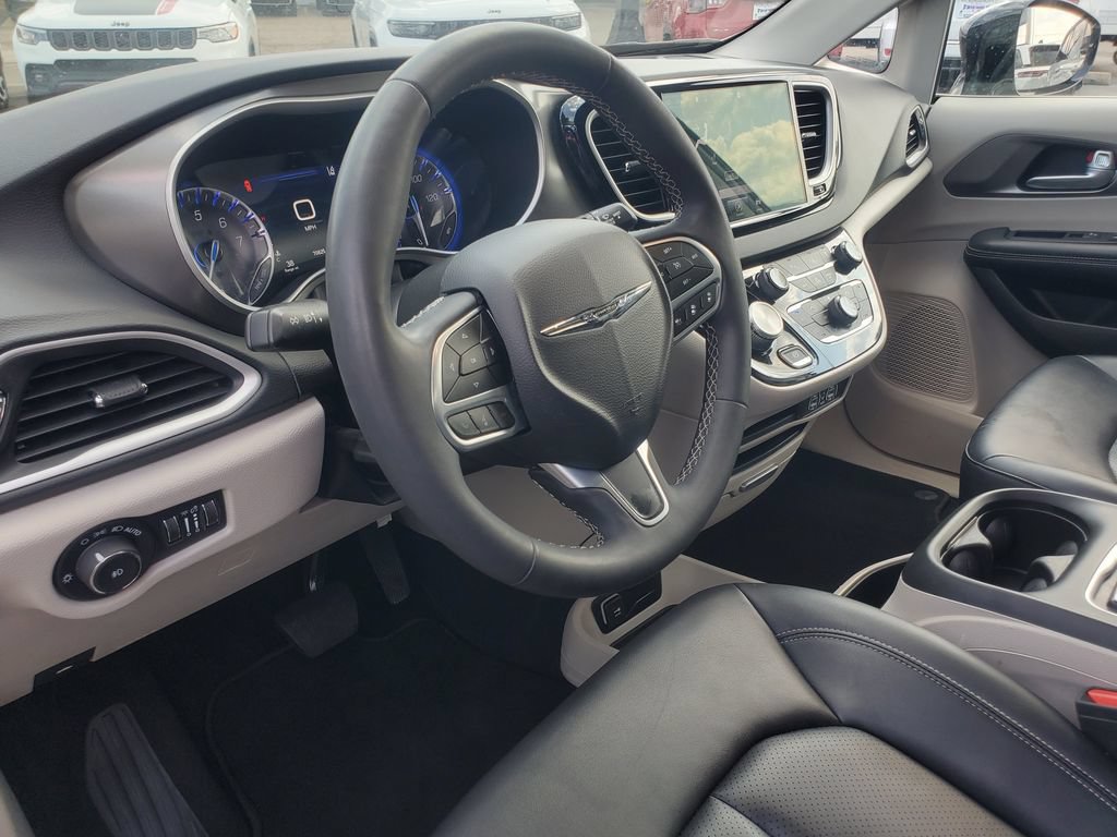 Used 2024 Chrysler Pacifica Touring-L FWD image 10